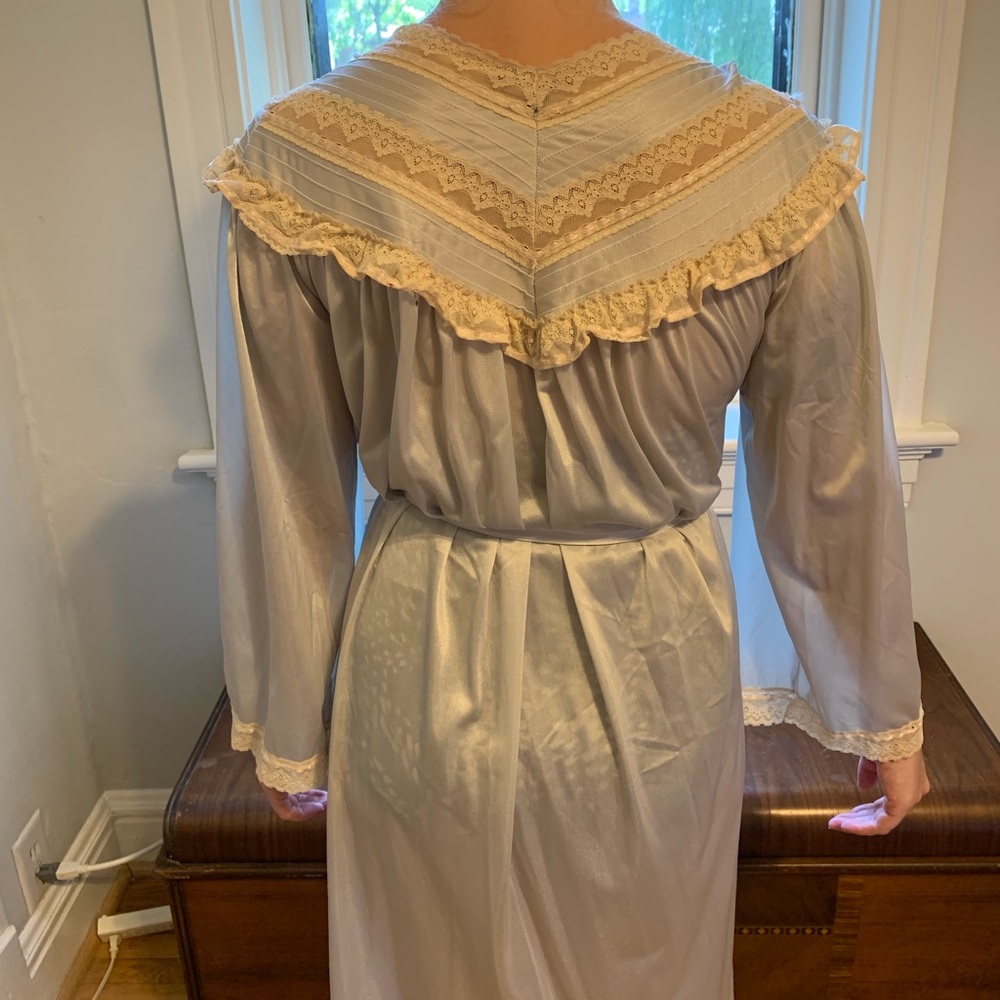 Vintage Robe - Picture 4 of 10